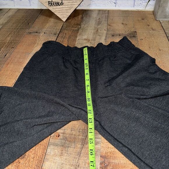 Lululemon Hello Sunday Crop
Heathered Mod Black! EUC size 10 - Picture 12 of 14
